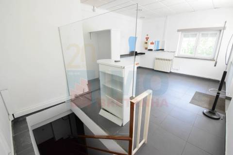 Espaço Comercial de 3 Pisos com Potencial para Habitação - Jardim do Lago