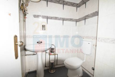 Espaço Comercial de 3 Pisos com Potencial para Habitação - Jardim do Lago