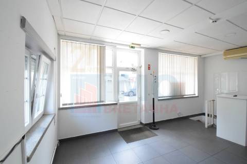 Espaço Comercial de 3 Pisos com Potencial para Habitação - Jardim do Lago