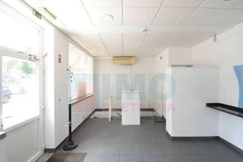 Espaço Comercial de 3 Pisos com Potencial para Habitação - Jardim do Lago