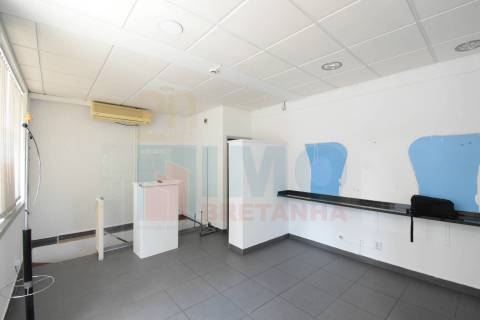 Espaço Comercial de 3 Pisos com Potencial para Habitação - Jardim do Lago