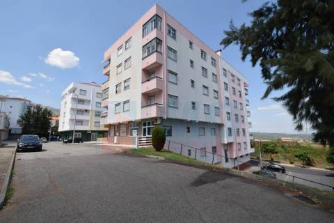 Espaço Comercial de 3 Pisos com Potencial para Habitação - Jardim do Lago