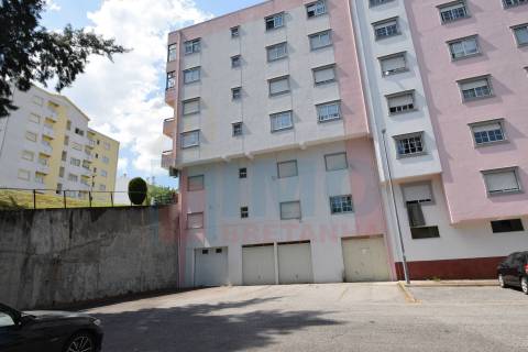 Espaço Comercial de 3 Pisos com Potencial para Habitação - Jardim do Lago