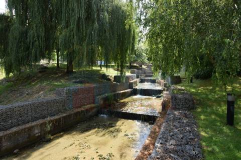 Espaço Comercial de 3 Pisos com Potencial para Habitação - Jardim do Lago