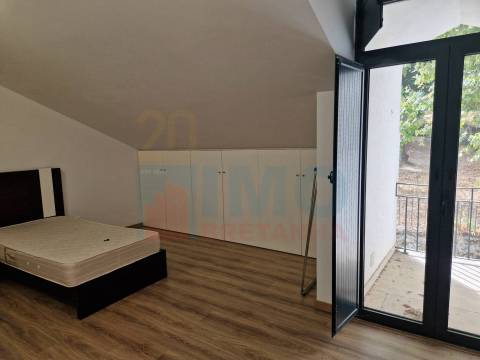 T4 duplex em Cond. Privado - Entrada da Covilhã