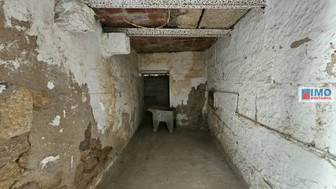 Moradia p/ Renovar em Alcains