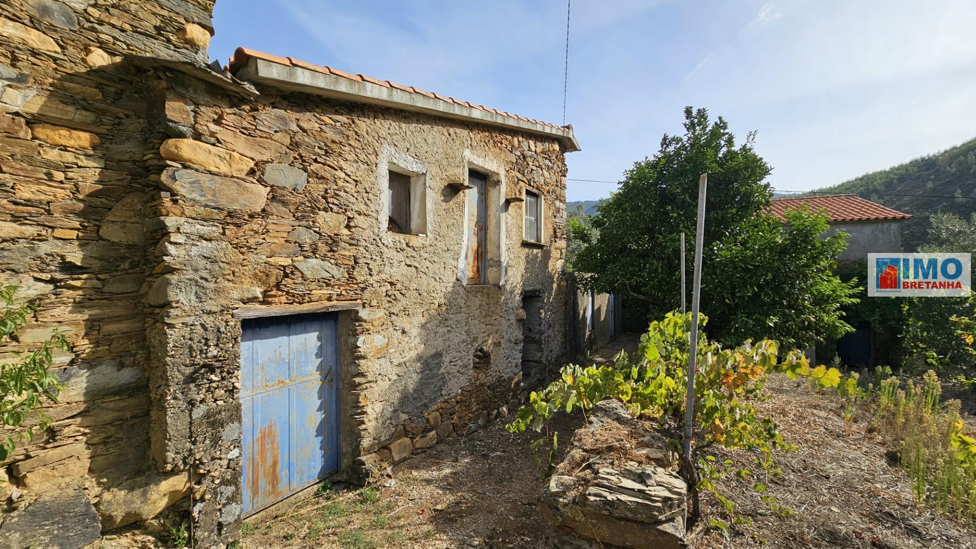 Moradia V2 com bastante terreno para renovar em Vilar Barroco, Malhadancha