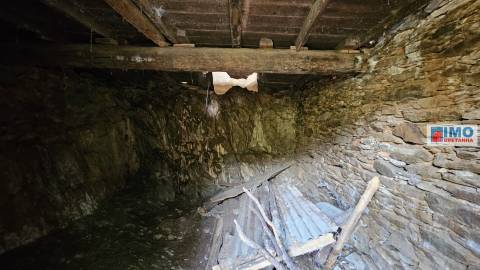 Moradia V2 com bastante terreno para renovar em Vilar Barroco, Malhadancha