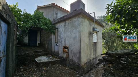 Moradia V2 com bastante terreno para renovar em Vilar Barroco, Malhadancha