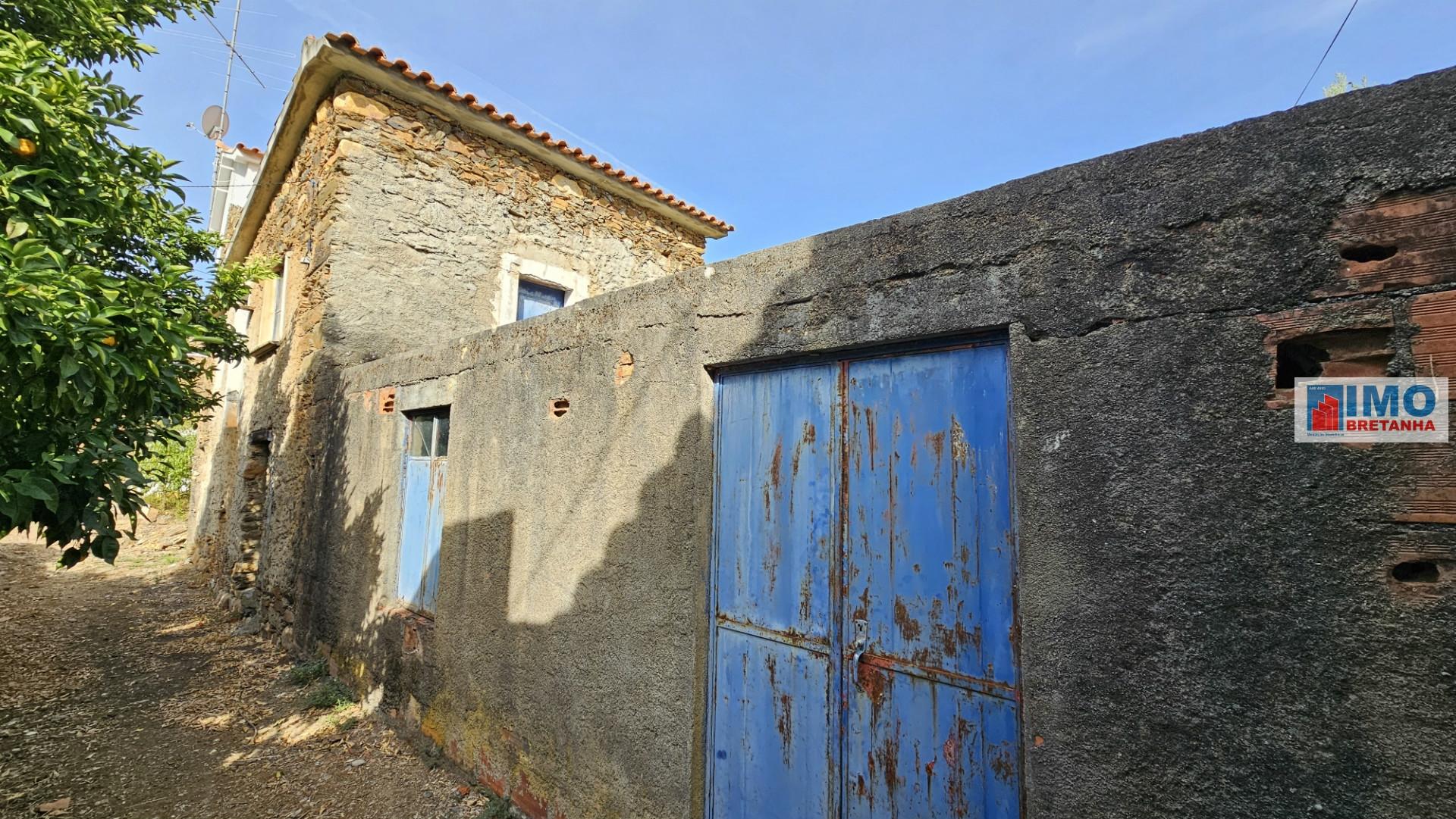 Moradia V2 com bastante terreno para renovar em Vilar Barroco, Malhadancha