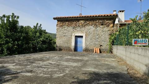 Moradia V2 com bastante terreno para renovar em Vilar Barroco, Malhadancha