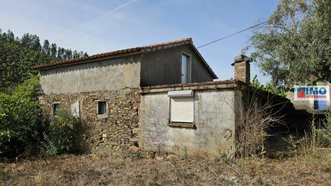 Moradia V2 com bastante terreno para renovar em Vilar Barroco, Malhadancha