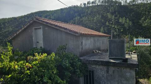 Moradia V2 com bastante terreno para renovar em Vilar Barroco, Malhadancha