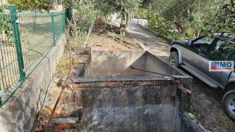 Moradia V2 com bastante terreno para renovar em Vilar Barroco, Malhadancha