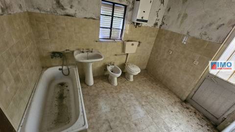 Moradia V2 com bastante terreno para renovar em Vilar Barroco, Malhadancha