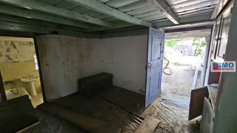 Moradia V2 com bastante terreno para renovar em Vilar Barroco, Malhadancha