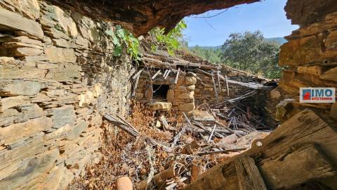 Moradia V2 com bastante terreno para renovar em Vilar Barroco, Malhadancha