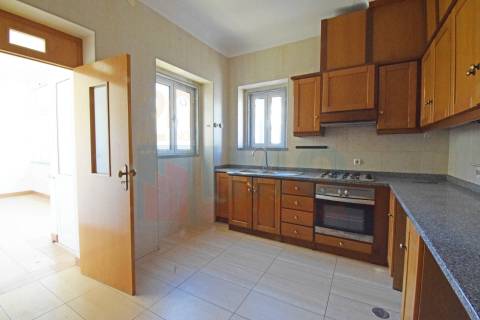 T4 c/ Garagem - Centro do Fundão