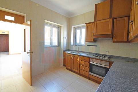 T4 c/ Garagem - Centro do Fundão