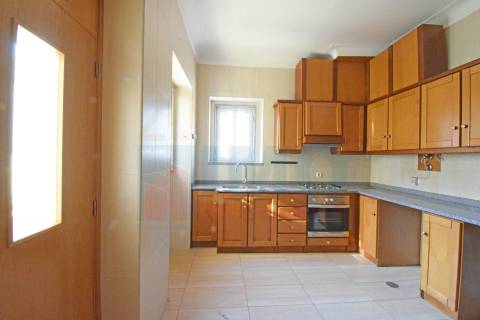 T4 c/ Garagem - Centro do Fundão