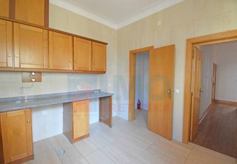 T4 c/ Garagem - Centro do Fundão