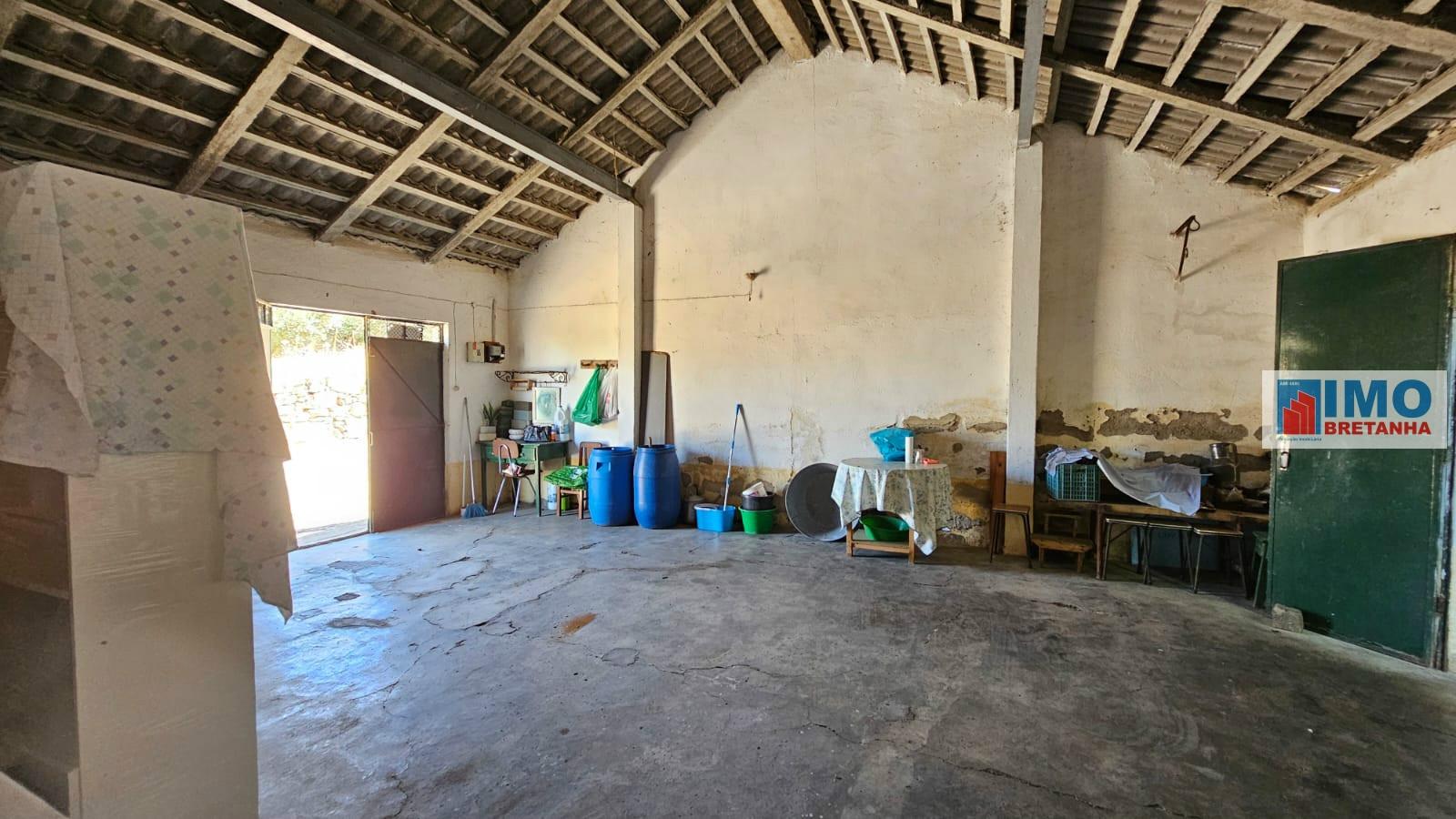 Garagem com terreno e anexos na Lousa