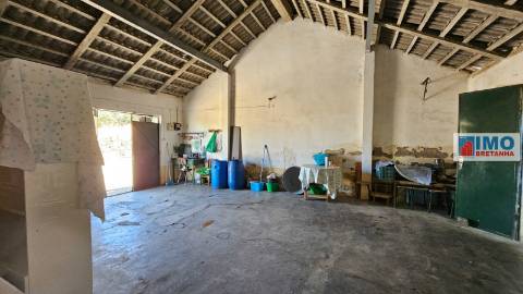 Garagem com terreno e anexos na Lousa