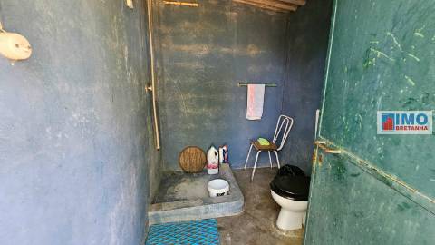 Garagem com terreno e anexos na Lousa