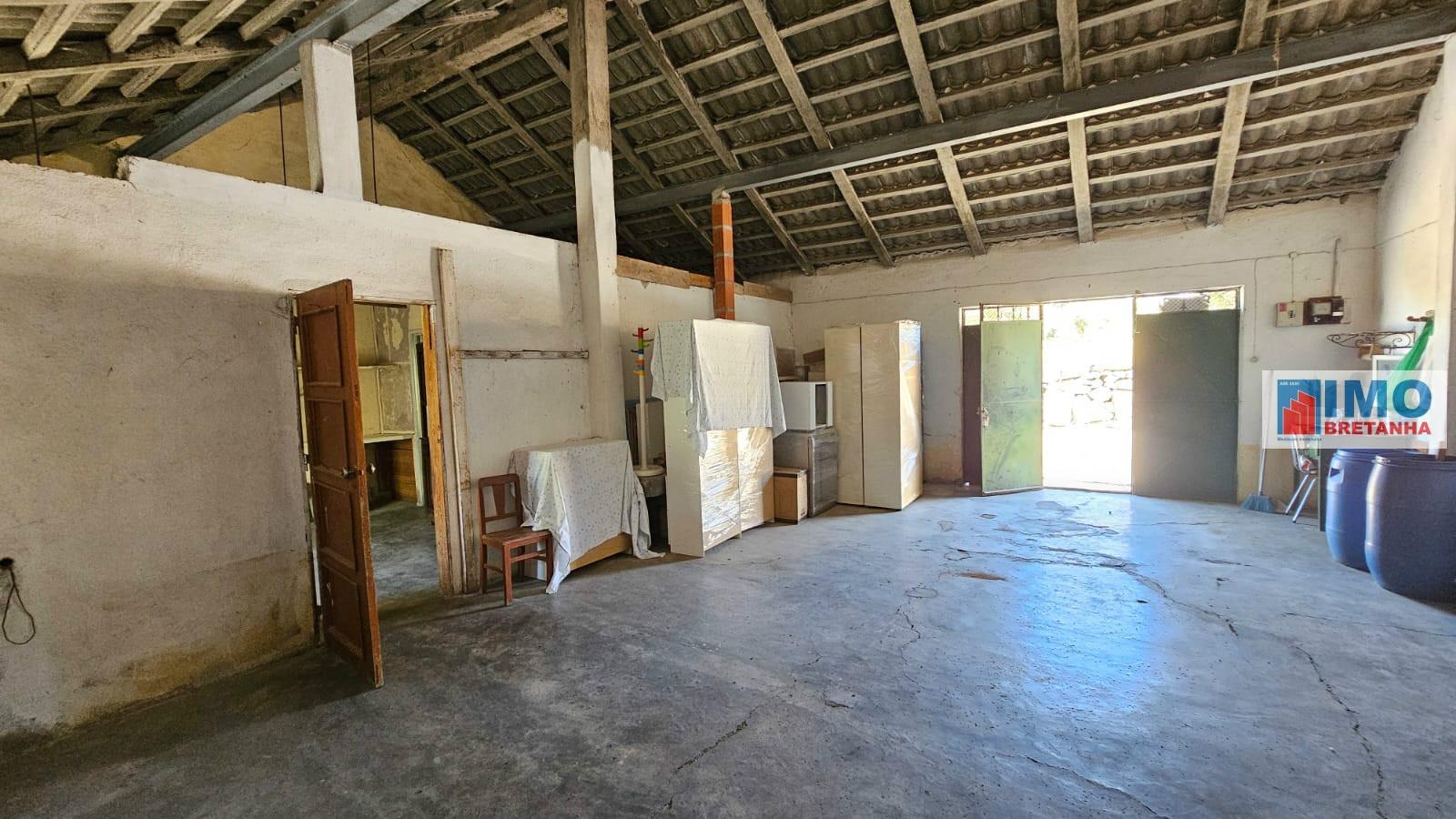 Garagem com terreno e anexos na Lousa