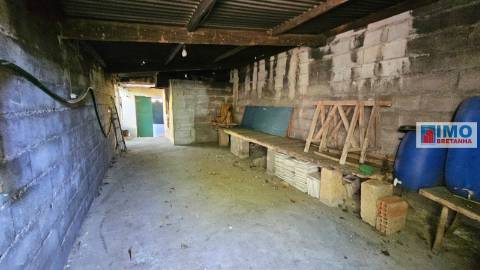 Garagem com terreno e anexos na Lousa