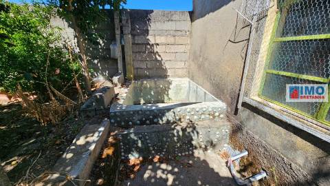 Garagem com terreno e anexos na Lousa