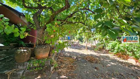 Garagem com terreno e anexos na Lousa
