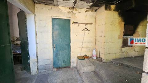 Garagem com terreno e anexos na Lousa