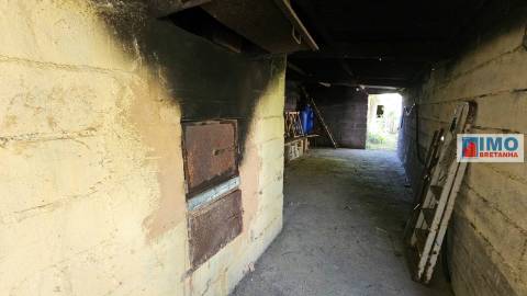 Garagem com terreno e anexos na Lousa