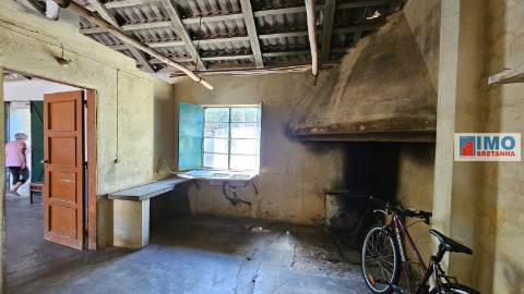 Garagem com terreno e anexos na Lousa