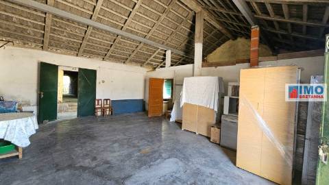 Garagem com terreno e anexos na Lousa