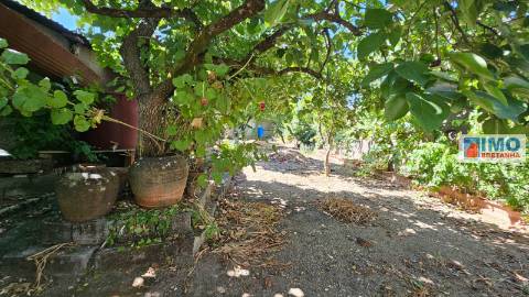 Garagem com terreno e anexos na Lousa