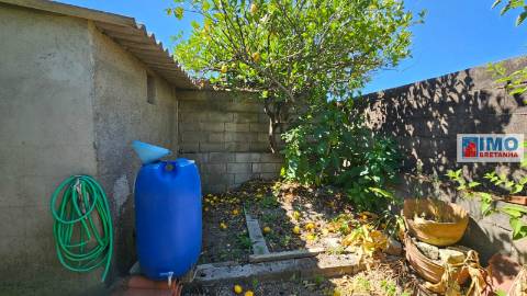 Garagem com terreno e anexos na Lousa