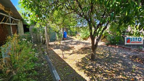 Garagem com terreno e anexos na Lousa
