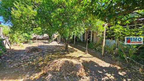Garagem com terreno e anexos na Lousa