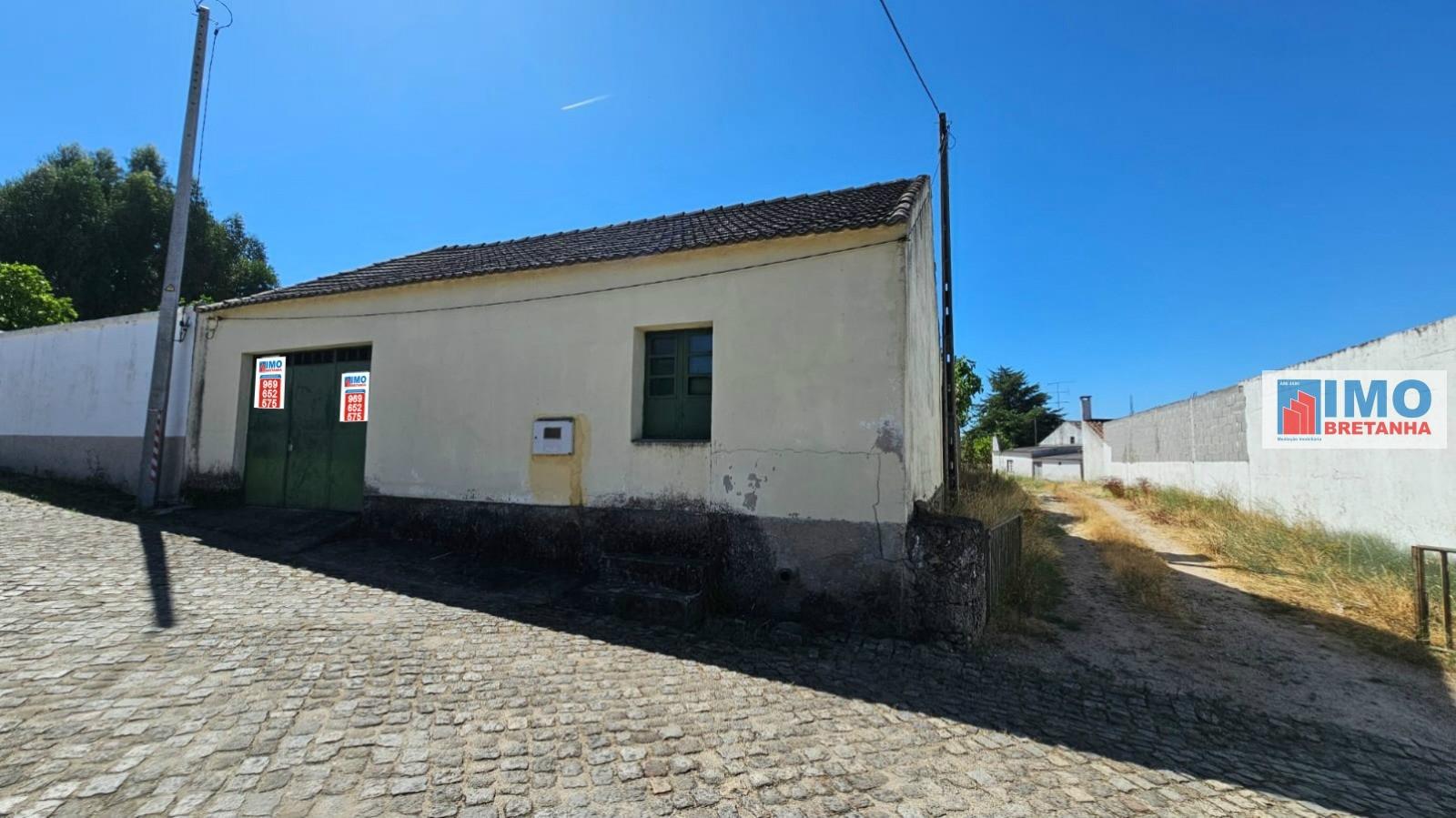 Garagem com terreno e anexos na Lousa
