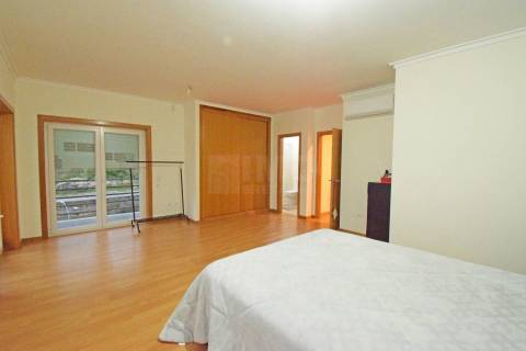 T3 (T4 de origem) - c/ Garagem p/ 3 carros – Serra Shopping