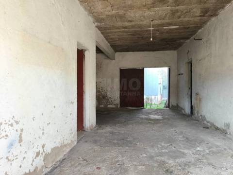 Moradia p/ Recuperar c/ Terreno - Lousã