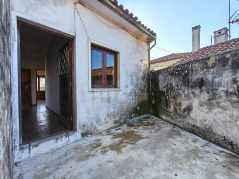 Moradia p/ Recuperar c/ Terreno - Lousã