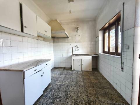 Moradia p/ Recuperar c/ Terreno - Lousã