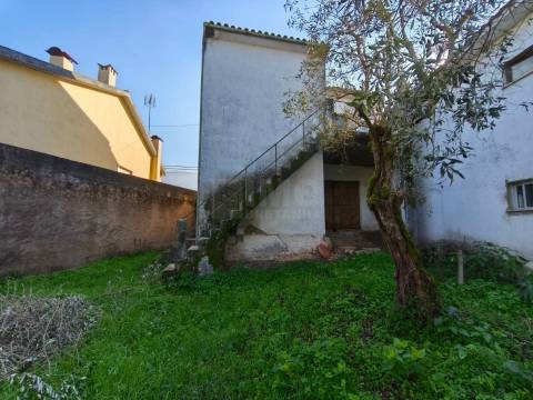 Moradia p/ Recuperar c/ Terreno - Lousã