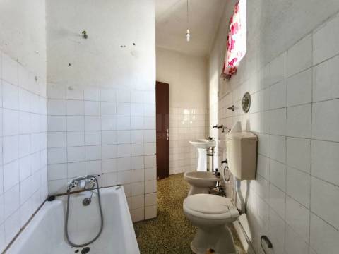 Moradia p/ Recuperar c/ Terreno - Lousã