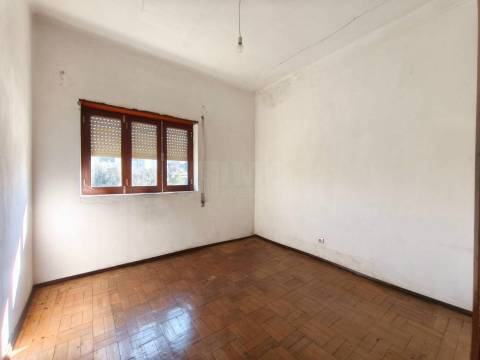 Moradia p/ Recuperar c/ Terreno - Lousã