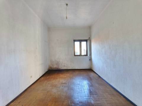 Moradia p/ Recuperar c/ Terreno - Lousã