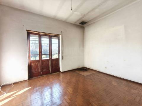 Moradia p/ Recuperar c/ Terreno - Lousã